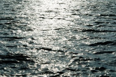 Doku yapraklara tonda parlak güneş köpekleri, mavi yapma günbatımında yansıtan sakinleştirmek güneş benekli nehir su