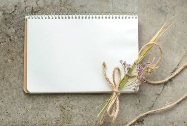 Rustik vintage not defteri kaba beton zemin, düz yatıyordu, kopya alanı üzerine