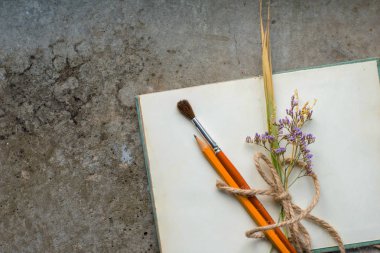 Rustik vintage not defteri kaba beton zemin, düz yatıyordu, kopya alanı üzerine