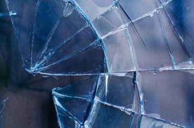 Kaza, kırık pencere camını çatlatmış.