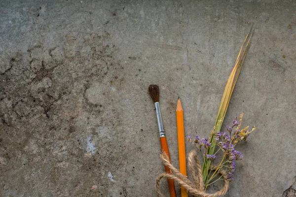 Schreib- und Zeichenutensilien mit Lavendelstrauß, auf OcnBetongrund, flache Lage — Stockfoto