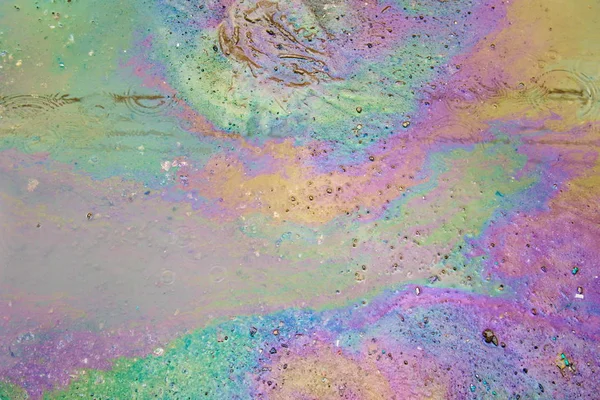 아스팔트는 큰 오염 된 웅덩이 물에 가솔린. — 스톡 사진