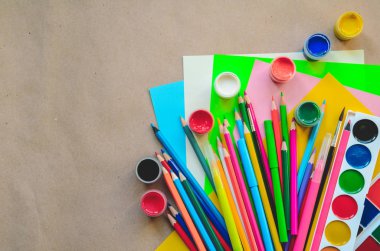 Yaratıcı yazma ve çizim, kopya alanı, tonda fotoğraf, geri okul kavramı için okul sabit kümesi sağlar