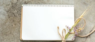 Rustik vintage not defteri kaba beton zemin, düz yatıyordu, kopya alanı üzerine