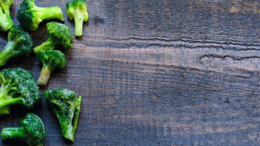 Doğal ahşap arka plan, üstten görünüm, kopya alanı donmuş taze brokoli