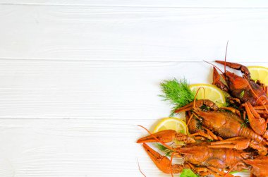 Rezene (dereotu) ve limon tarafında Beyaz ahşap zemin üzerine haşlanmış lezzetli nehir kerevit