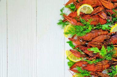 Haşlanmış lezzetli nehir kerevit fenn Beyaz ahşap zemin üzerine