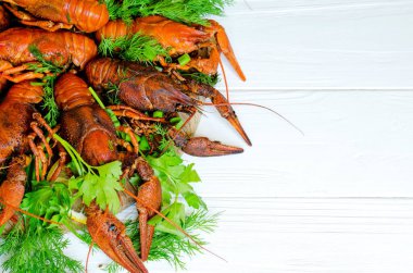 Rezene (dereotu) ve limon tarafında Beyaz ahşap zemin üzerine haşlanmış lezzetli nehir kerevit