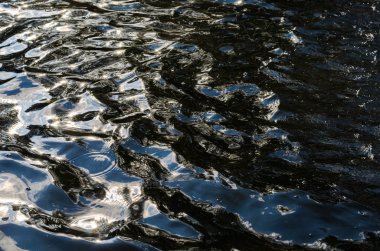 Doku sakinleştirmek karanlık su yüzeyi ile vurgulamaktadır 