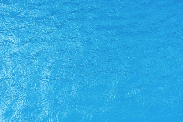 Sfondo di acqua pulita blu increspata in una piscina di un hotel — Foto Stock