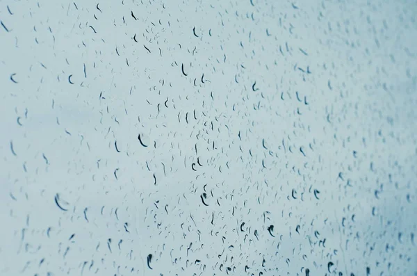 Regentropfen Auf Fensterglas Blau Getönt Selektiver Fokus Kippverschiebung — Stockfoto