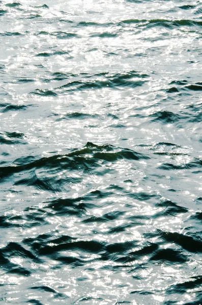 Textura Agua Ondulada Del Río Moteada Por Sol Que Refleja —  Fotos de Stock
