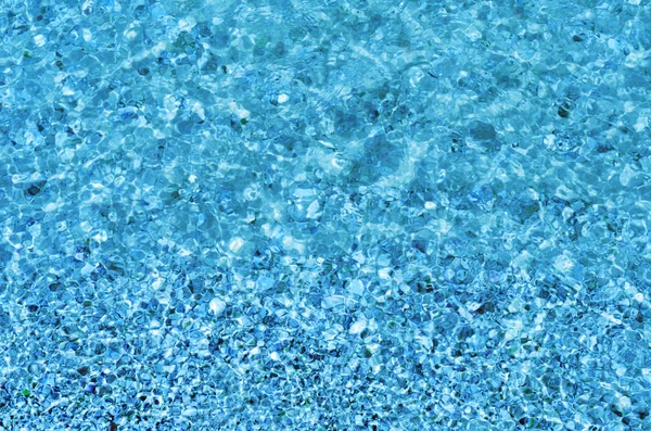 透明な海の水は 正午の太陽の下で輝く波紋します 底砂や水中に見られる貝で波状水 — ストック写真