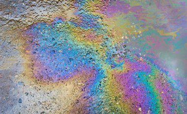 Benzin asfalt ayakkabın kirlenmiş su üzerinde.