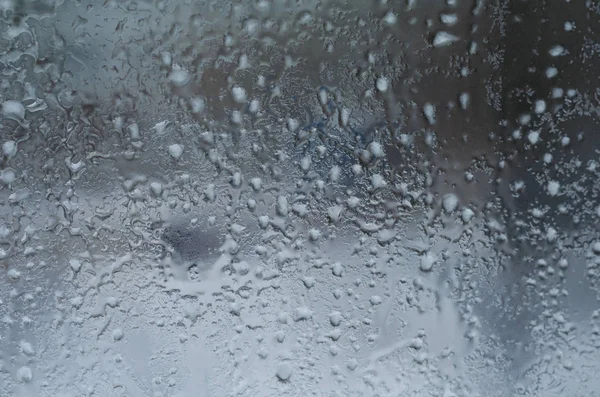 雨のしずくとウィンドウ ガラス背景に凍結する水 — ストック写真