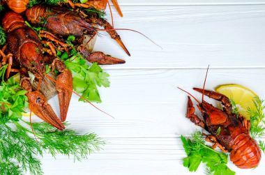 Rezene (dereotu) ve limon tarafında Beyaz ahşap zemin üzerine haşlanmış lezzetli nehir kerevit