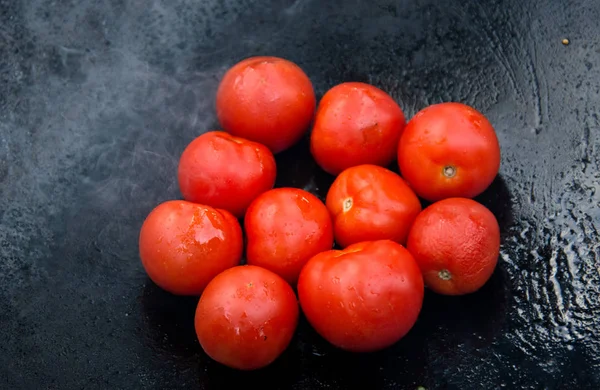 Στη σχάρα ψητό tomatoed σε ένα καυτό τηγάνι για τζάκι — Φωτογραφία Αρχείου
