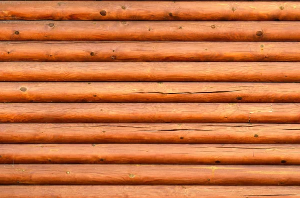 Dışı ahşap düğümlü, dokusu olan bir ahşap ev duvarı duvarı.
