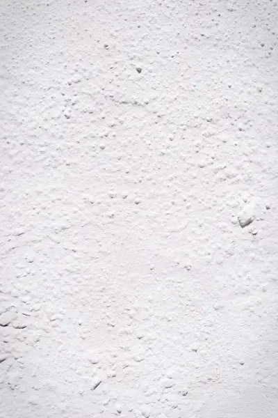 Achtergrond van een wit stucwerk bekleed en geschilderd buitenkant, ruwe cast van cement en betonnen muur textuur, decoratieve rustieke coating — Stockfoto