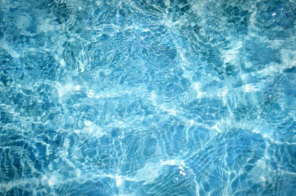Fond naturel flou de l'eau bleue avec des reflets bokeh et soleil — Photo