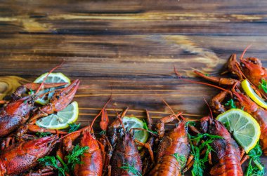 Rezene (dereotu) ve limon tarafında doğal ahşap zemin üzerine haşlanmış lezzetli nehir kerevit