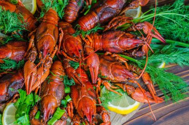 Rezene (dereotu) ve limon tarafında doğal ahşap zemin üzerine haşlanmış lezzetli nehir kerevit