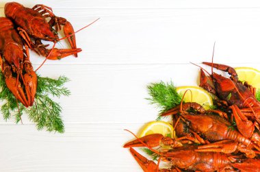 Rezene (dereotu) ve limon tarafında Beyaz ahşap zemin üzerine haşlanmış lezzetli nehir kerevit