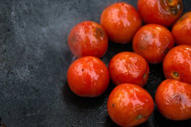 Izgara açık ateş üzerinde sıcak tava üzerinde tomatoed kavrulmuş