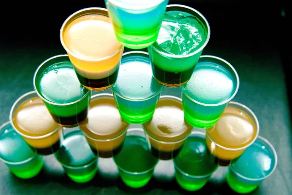 Alcohol jelly shots, festa engraçada tratar, tiros em camadas — Fotografia de Stock