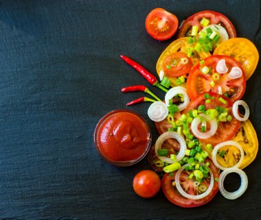 Sebze salatası malzemeler - domates, salatalık, soğan ve Yeşiller