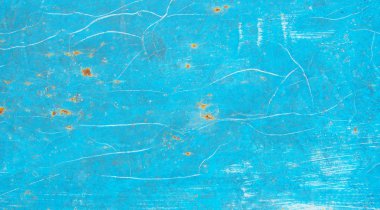 Eski model paslı mavi demir duvar arka planında birçok boya ve pas tabakası var.