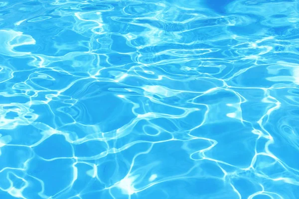 Contexte de l'eau bleu propre ondulée dans une piscine de l'hôtel — Photo