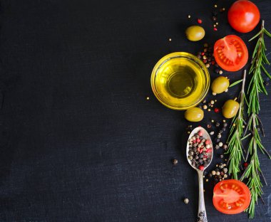 Zeytinyağı ve maddeler için sağlıklı bir vejetaryen salata - cherry domates, zeytin, sarımsak ve biberiye kopya alanı metniniz için doğal siyah arduvaz zemin üzerine Üstten Görünüm