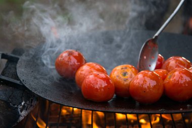 Izgara açık ateş üzerinde sıcak tava üzerinde tomatoed kavrulmuş