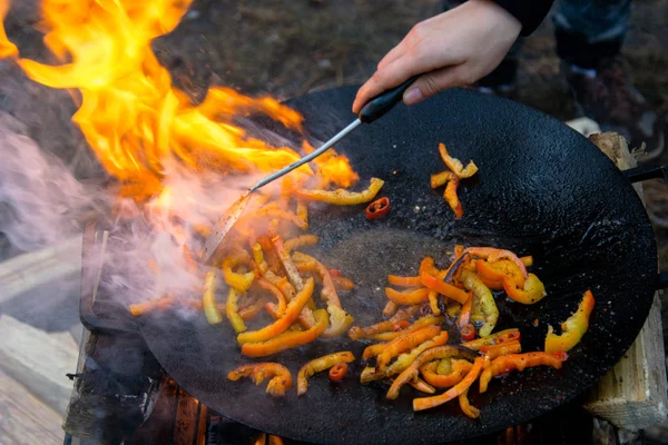 Gegrillte gebratene Paprika auf einer heißen Pfanne auf offenem Feuer — Stockfoto