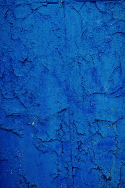 Eski model paslı mavi demir duvar arka planında birçok boya ve pas tabakası var.