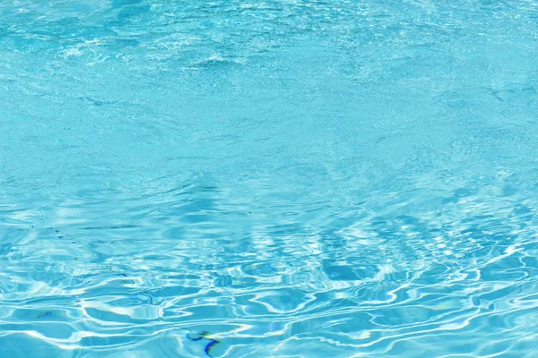 Contexte de l'eau bleu propre ondulée dans une piscine de l'hôtel — Photo