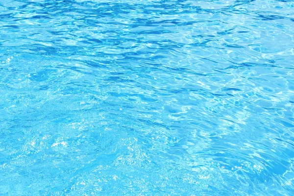 Contexte de l'eau bleu propre ondulée dans une piscine de l'hôtel — Photo