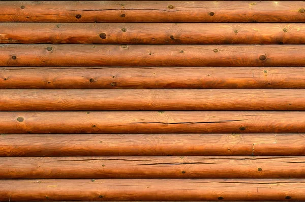Muur van een houten huismuur met textuur en houten knopen aan de buitenkant — Stockfoto