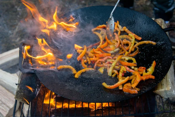 Grillezett a kandalló egy forró serpenyőben sült paprika — Stock Fotó