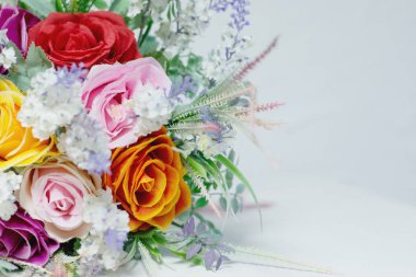 Yapay çiçek beyaz arka plan üzerinde renkli buket