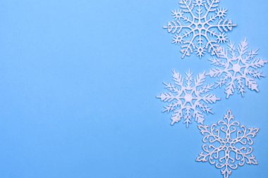 Yılbaşı dekor arka planı - mavi arkaplanda kar taneleri