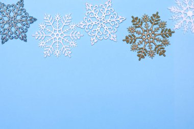 Yılbaşı dekor arka planı - mavi arkaplanda kar taneleri