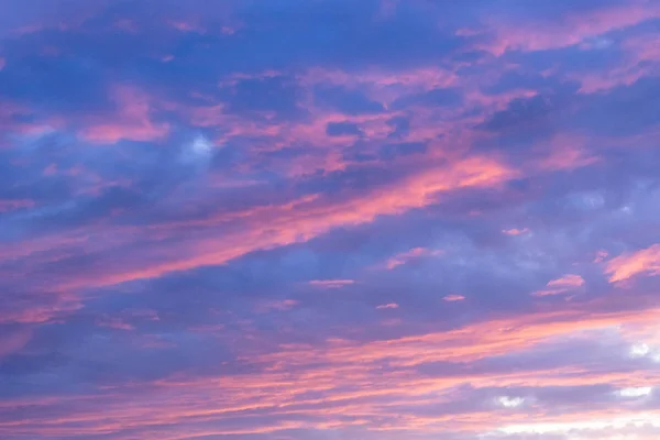 Drammatico tramonto cielo sfondo, crepuscolo rosa e viola colori — Foto Stock