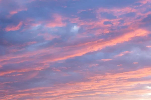Drammatico Tramonto Cielo Nuvoloso Sfondo Crepuscolo Rosa Viola Colori — Foto Stock