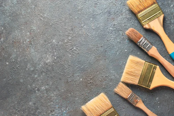 Boya brusheson gri çimento arkaplan, üst görünüm fotoğraf
