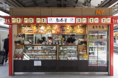 Tokyo, Japonya - 30 Eylül 2016: Japon öğle yemeği kutusu durak Shinjuku istasyonu platformu üzerinde