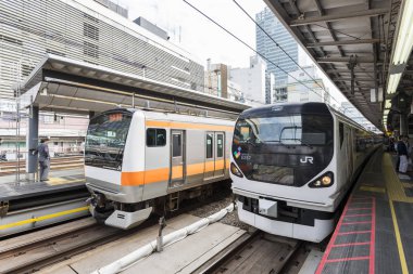 Tokyo, Japonya - 30 Eylül 2016: Japonya demiryolu tren istasyonunda Shinjuku, Tokyo, Japonya