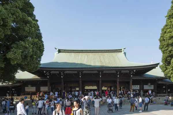 Tokyo, Japonya - 2 Ekim 2016: Büyük kalabalık Meiji Tapınağı, Shibuya, Tokyo, Japonya