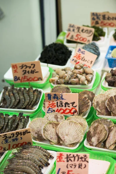 Bancos de frutos do mar em Ameyoka Market, Tóquio, Japão — Fotografia de Stock